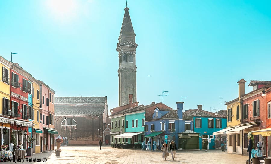 Plaza principal de Burano con el campanario inclinado de San Martino y casas de colores, un imprescindible en que ver en Burano.
