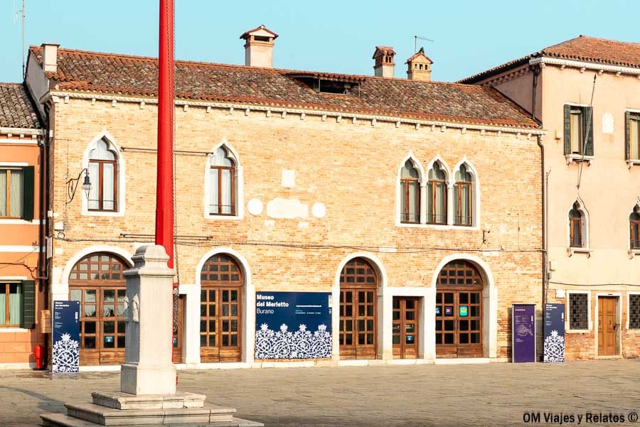 Museo del Merletto en Burano (Museo del Encaje) en la plaza, una visita recomendada en que ver en Burano.