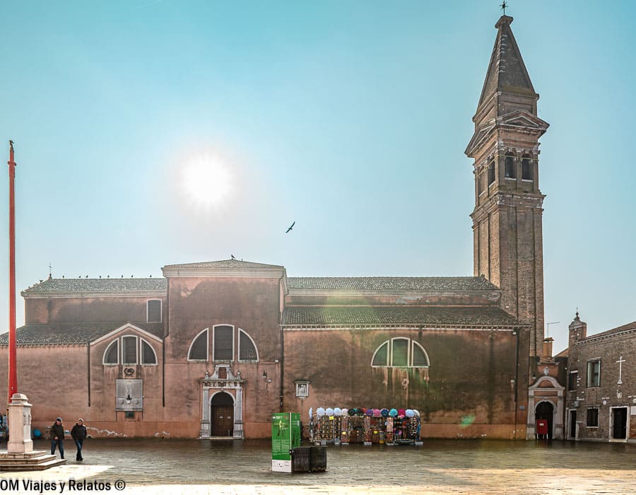 Plaza principal de Burano con la iglesia de San Martino y su campanario, un lugar imprescindible en que ver en Burano.