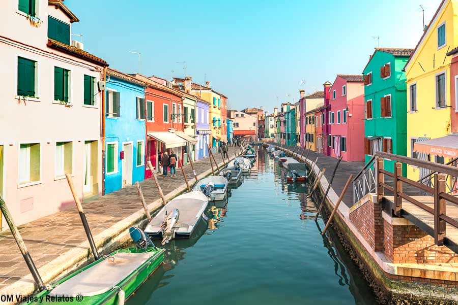 Canal principal de Burano con barcas y casas de colores reflejadas en el agua, una imagen icónica de que ver en Burano.