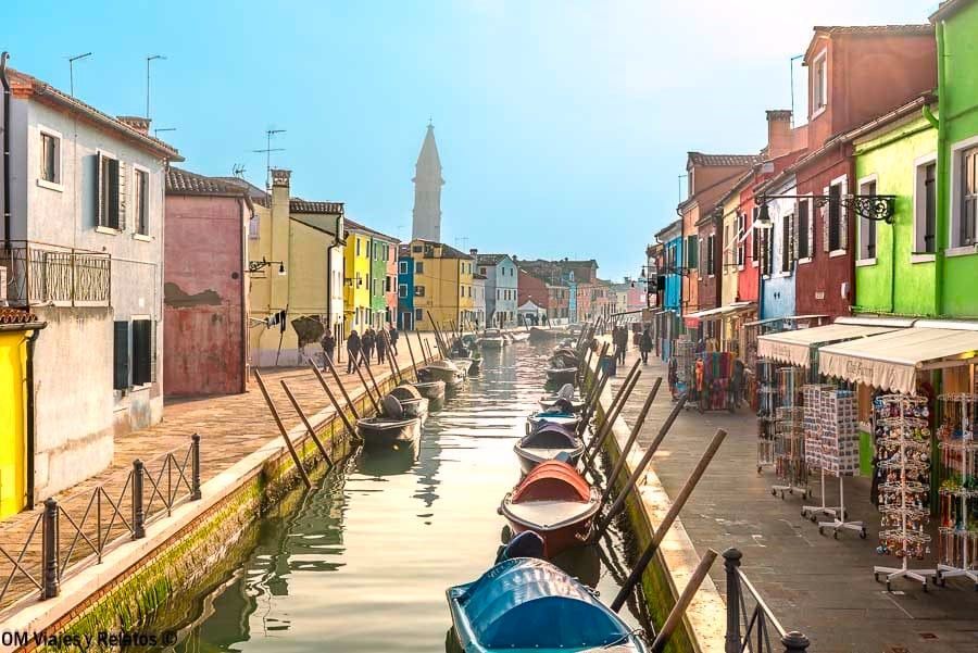 Canal de Burano con góndolas y casas de colores a ambos lados, una de las mejores postales de que ver en Burano.