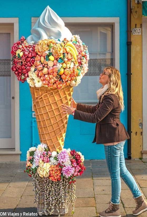 Foto mía posando junto a un helado gigante decorado con flores en Burano, una foto divertida y viral de que ver en Burano.