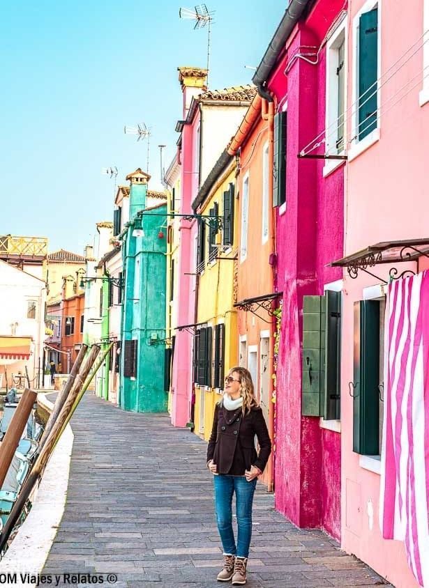 Servidora paseando junto a las casas de colores en Burano, una imagen súper fotogénica de que ver en Burano.