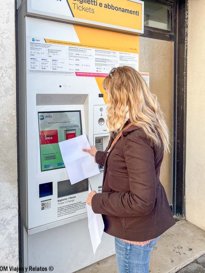 Foto mía validando el billete en una máquina de transporte en Venecia, un paso útil antes de descubrir que ver en Burano.