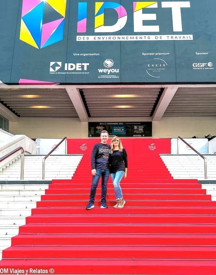 Foto en pareja de OM Viajes y Relatos posando en la alfombra roja de Cannes, una parada icónica en una ruta por la Costa Azul.