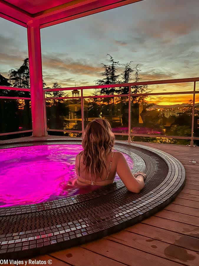 Foto mía relajándose en el spa del Hotel La Bastide de l’Oliveraie al atardecer, una estancia especial en una ruta por la Costa Azul.