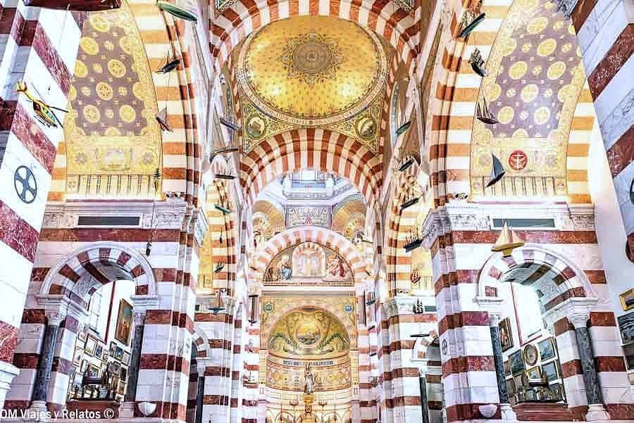 Interior de la basílica de Notre-Dame de la Garde en Marsella, una visita imprescindible en una ruta por la Costa Azul.