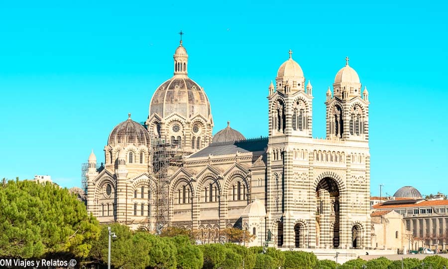 Catedral Santa María Mayor de Marsella con sus cúpulas y fachada a rayas, una visita imprescindible en una ruta por la Costa Azul.