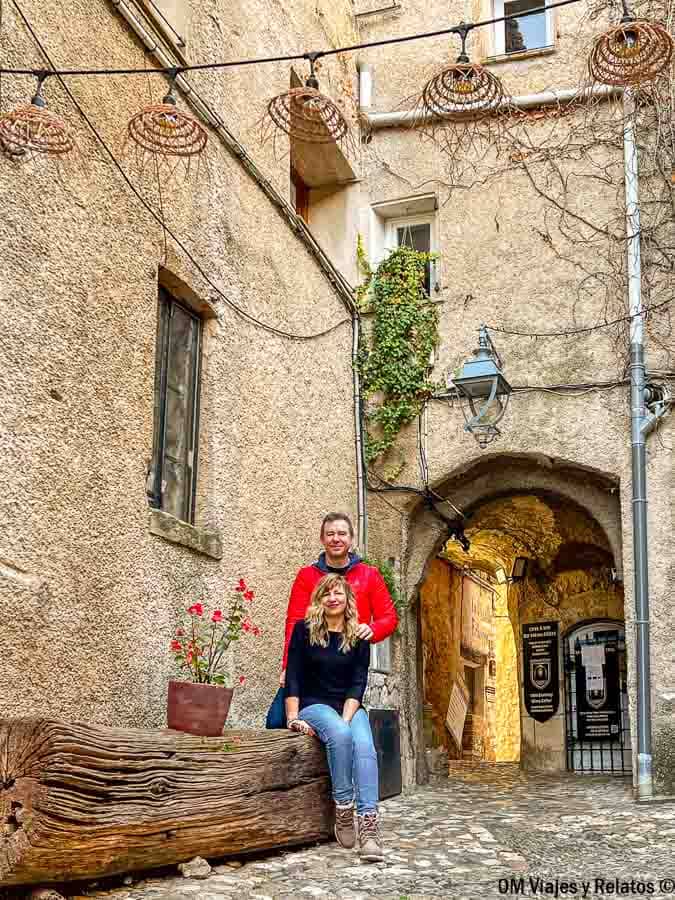 Foto de JC y Olga en su viaje en una calle medieval de Saint-Paul de Vence, una parada con encanto en una ruta por la Costa Azul.