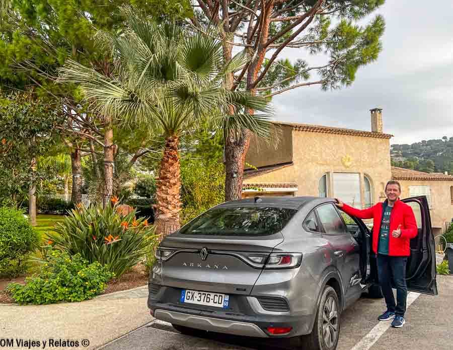 Foto de JC junto a nuestro coche de alquiler en la Costa Azul, una forma ideal de hacer una ruta por la Costa Azul.