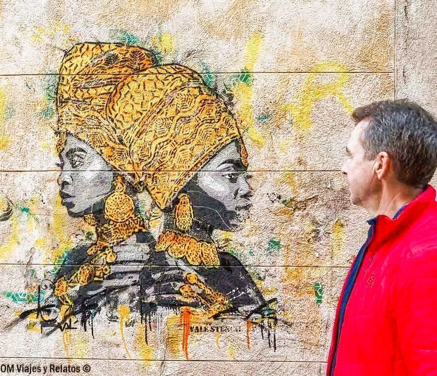 JC frente a un mural urbano en Marsella, una parada con arte callejero en una ruta por la Costa Azul.