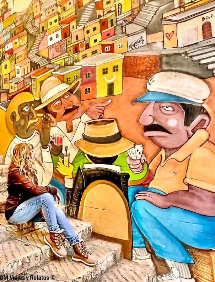 Servidora junto a un mural colorido en el barrio de Le Panier de Marsella, una parada con encanto en una ruta por la Costa Azul.