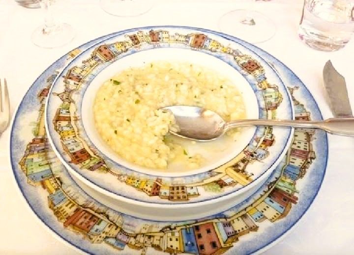 Plato de risotto servido en restaurante de Burano, una parada gastronómica recomendada en que ver en Burano.