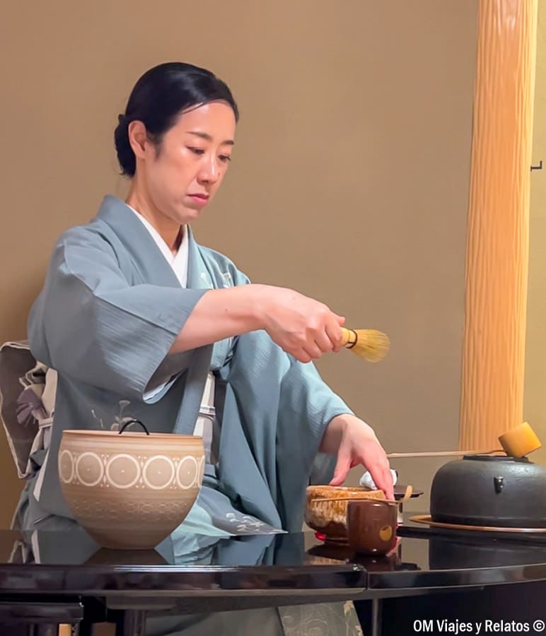 foto-de-nuestra-maestra-en-la-ceremonia-de-te-en-Kanazawa-Japon
