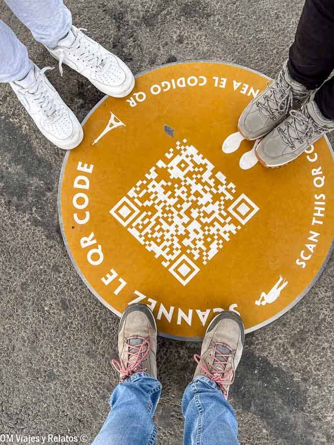 QR de información en nuestra subida a la Torre Eiffel de París