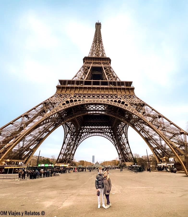 foto-mia-y-de-mi-hijo-durante-nuestra-visita-a-la-Torre-Eiffel
