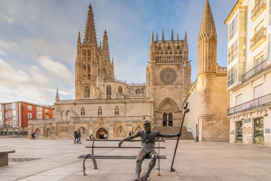 que-Camino-de-Santiago-hacer-Camino-Frances-Estatua-de-peregrino-en-Burgos