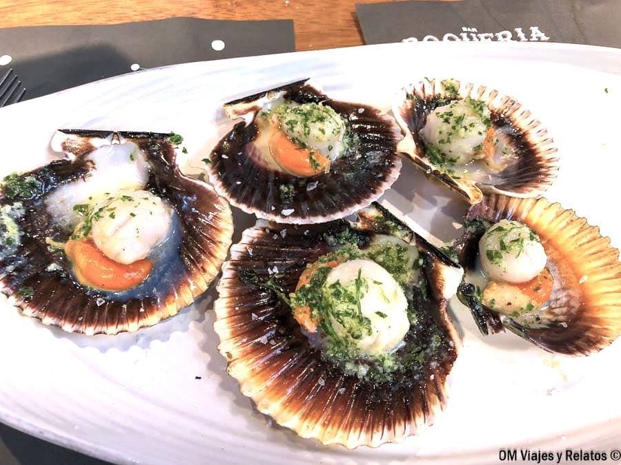 Vieiras gratinadas en el Mercado de la Boquería, una parada gastronómica deliciosa para incluir en que ver en Barcelona en 2 dias.