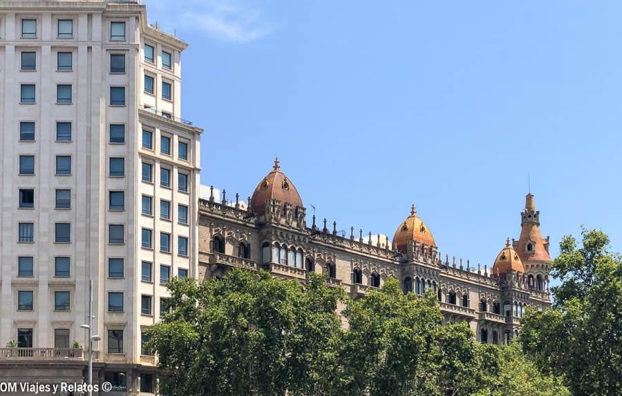 Edificio modernista en el centro de Barcelona, una parada interesante para incluir en que ver en Barcelona en 2 días.