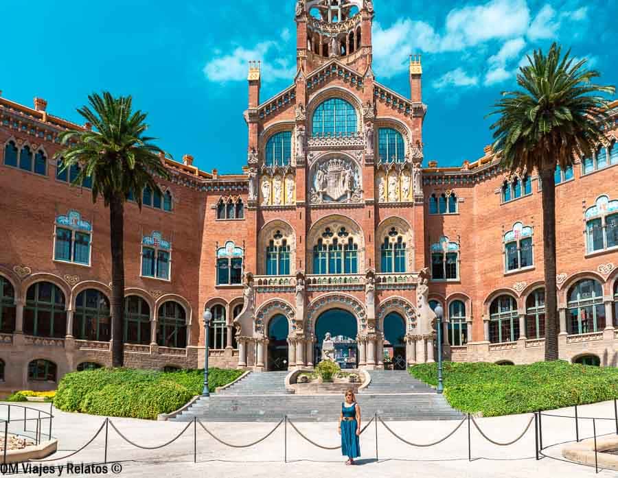 Foto mía en el recinto modernista de Sant Pau en Barcelona, una joya arquitectónica para incluir en que ver en Barcelona en 2 días.