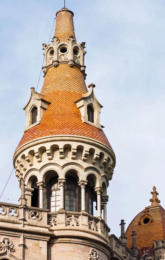 Detalle de torre modernista en el Recinto Modernista de Sant Pau, un lugar imprescindible que ver en Barcelona en un dia.