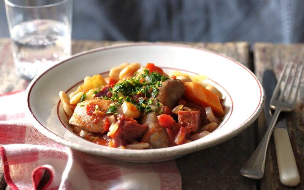 Que hacer en Carcassone en Navidad: degustar la gastronomía típica con cassoulet de carne y verduras.