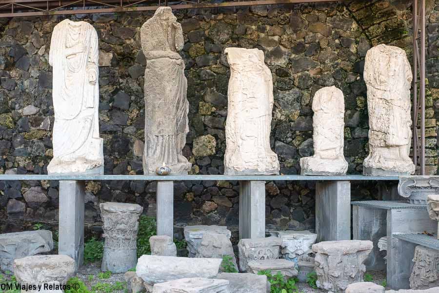 Estatuas y restos arqueológicos de Pompeya, una visita histórica imprescindible al planificar como ir de Roma a Pompeya.