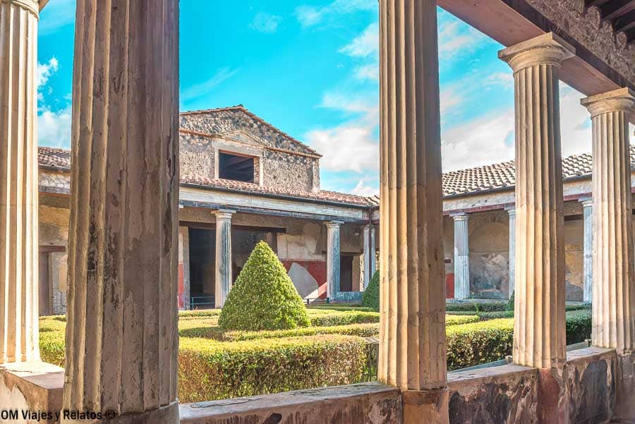 Qué ver cerca de Napoles: patio con columnas y jardín en una casa romana de Pompeya.