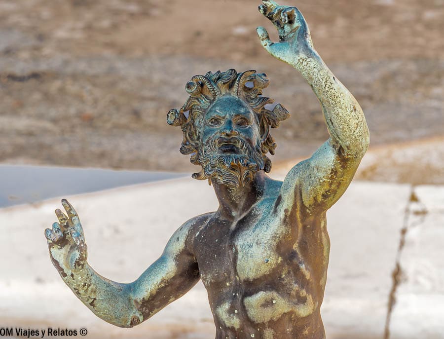 Estatua de bronce del Fauno en Pompeya, una obra icónica del yacimiento al planificar como ir de Roma a Pompeya.