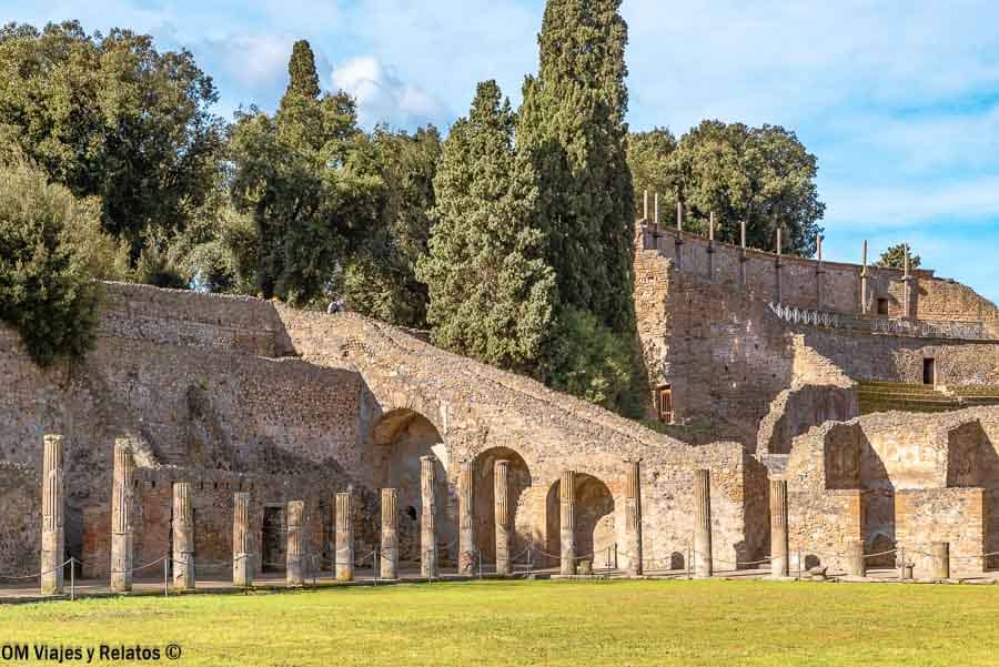 Ruinas y arcos del yacimiento de Pompeya, una visita imprescindible al planificar como ir de Roma a Pompeya.