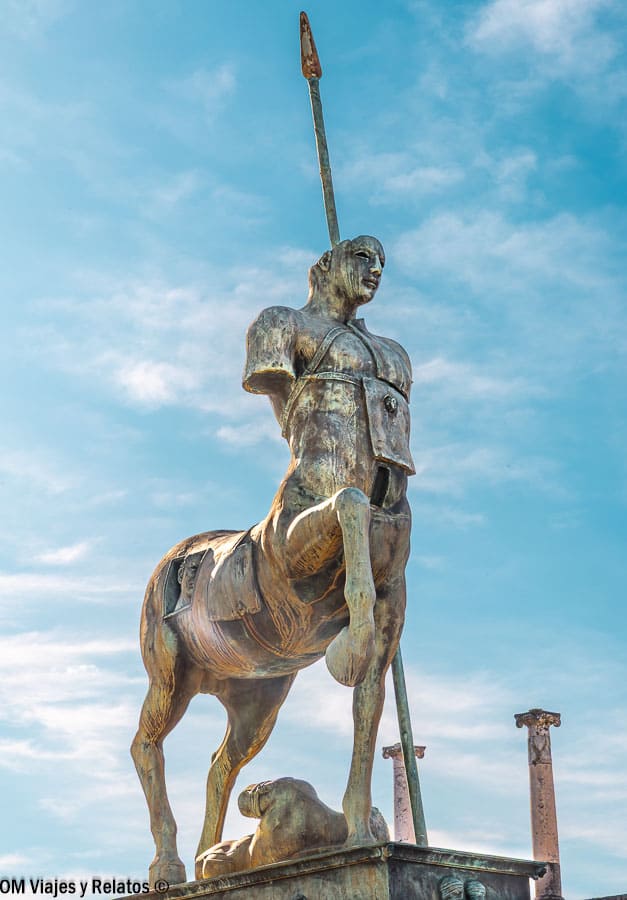Estatua de centauro en el yacimiento de Pompeya, una escultura llamativa al planificar como ir de Roma a Pompeya.