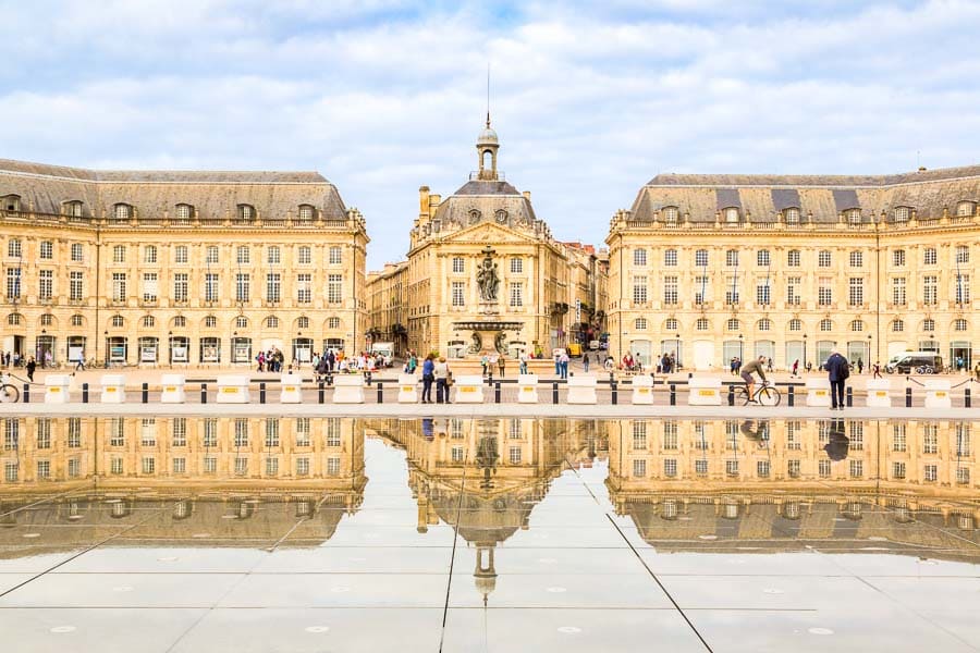 Place de la Bourse de Burdeos reflejada en el Miroir d’Eau, una parada imprescindible en una ruta por Aquitania.
