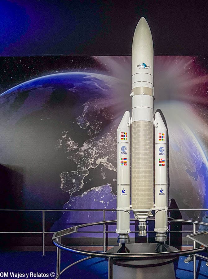 Réplica del cohete Ariane con la Tierra de fondo en una exposición de Futuroscope, una visita diferente en una ruta por Aquitania.