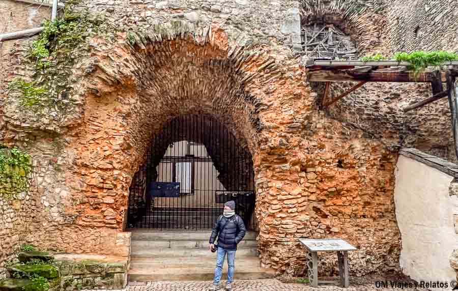 Arco de piedra del anfiteatro romano de Poitiers con JC delante, una visita curiosa en una ruta por Aquitania.