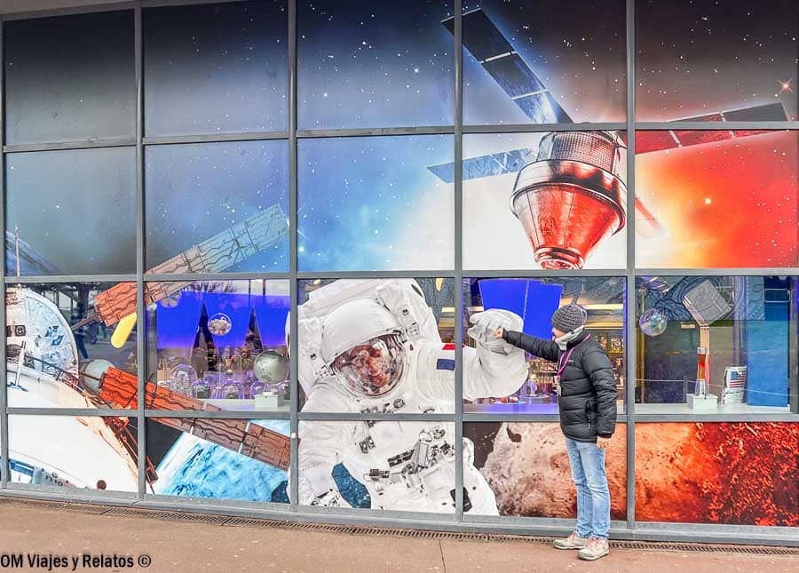 JC posando junto a un mural de astronauta y espacio en Futuroscope, una parada diferente en una ruta por Aquitania.