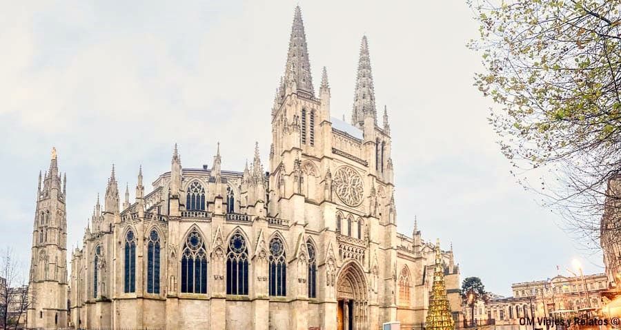 Catedral de Saint-André en Burdeos con su fachada gótica y torres puntiagudas, una visita imprescindible en una ruta por Aquitania.