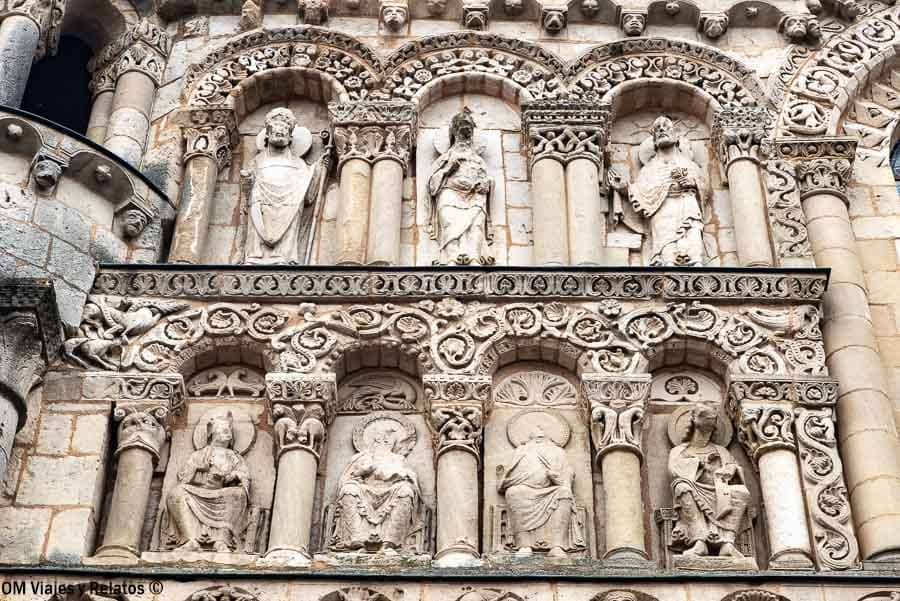 Detalle de la portada románica con relieves y esculturas en una iglesia de Poitiers, una parada imprescindible en una ruta por Aquitania.