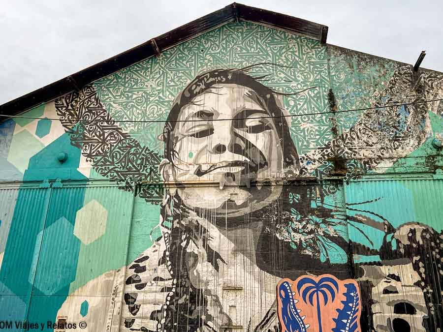 Mural de arte urbano en el espacio Darwin de Burdeos, una parada alternativa y creativa en una ruta por Aquitania.