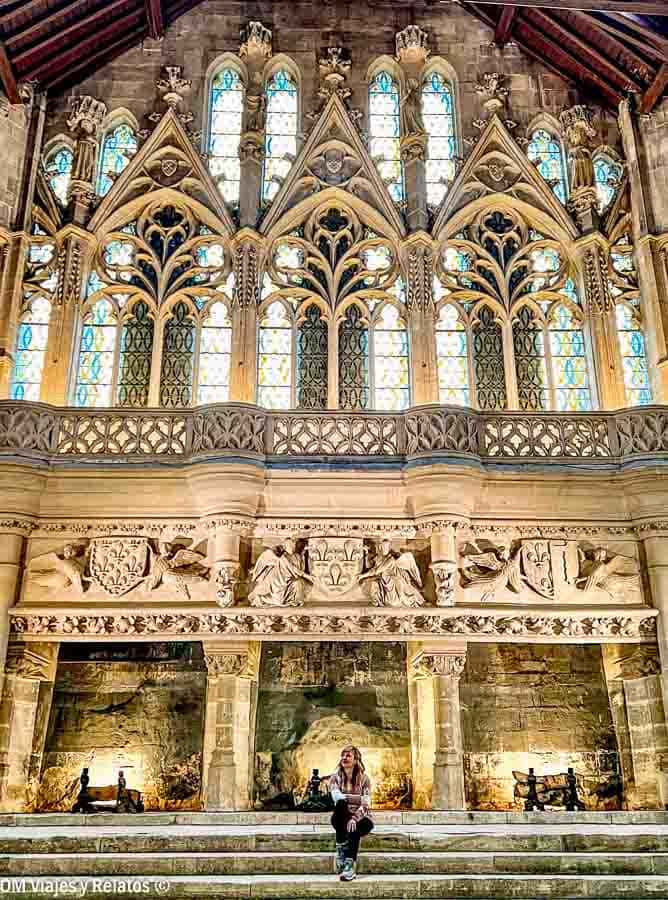 Foto mía en el interior del Palacio de Justicia de Poitiers, con vidrieras y decoración gótica, una visita imprescindible en una ruta por Aquitania.