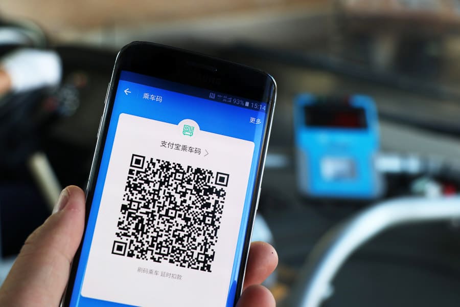 Pago con código QR desde el móvil en un taxi o transporte en China, ejemplo práctico de como pagar en China con pago digital.