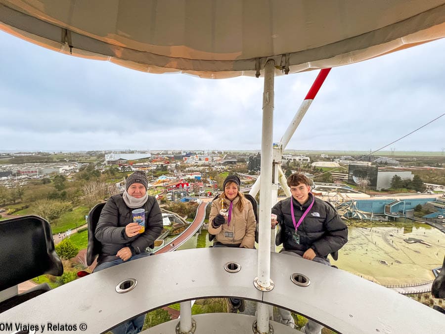 Foto familiar de OM Viajes y Relatos en el bar aéreo de Futuroscope con vistas panorámicas del parque, un plan diferente en una ruta por Aquitania.