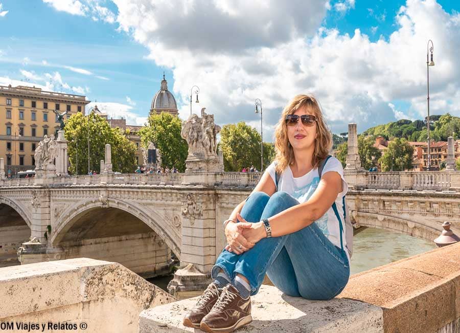 Una servidora posando junto al río Tíber y un puente de Roma, antes de la entrada a la Fontana di Trevi en tu ruta por el centro.