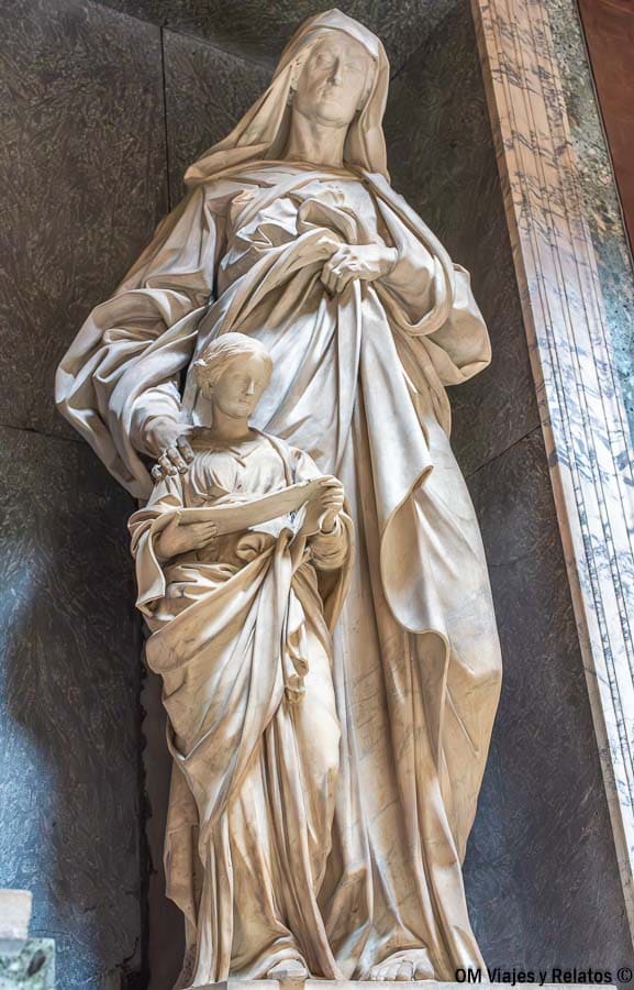 Santa Ana y la Virgen en el interior del Panteón de Roma