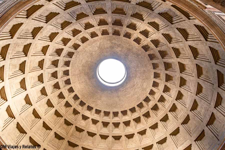 Interior del Panteón de Roma con la cúpula y el óculo central dejando entrar un haz de luz natural