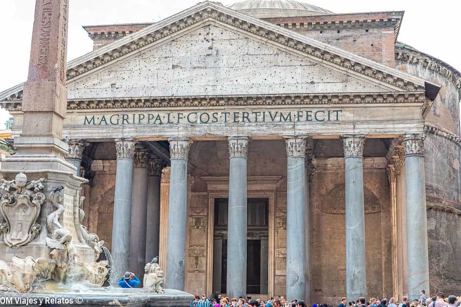 Fuente barroca en la Piazza della Rotonda, frente al Panteón de Roma, con turistas alrededor