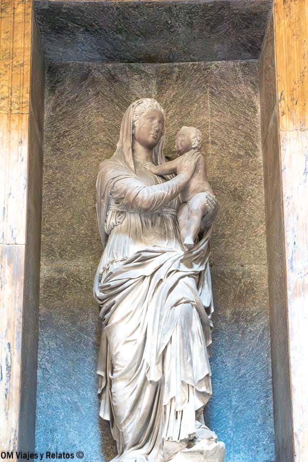 que-visitar-en-el-Panteon-de-Roma-Pieta-de-Lorenzetto