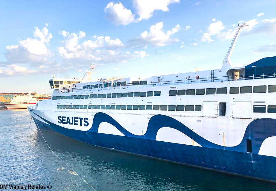 Nuestro ferry a Milos en el Puerto del Pireo, una opción cómoda para planificar como llegar a Milos.