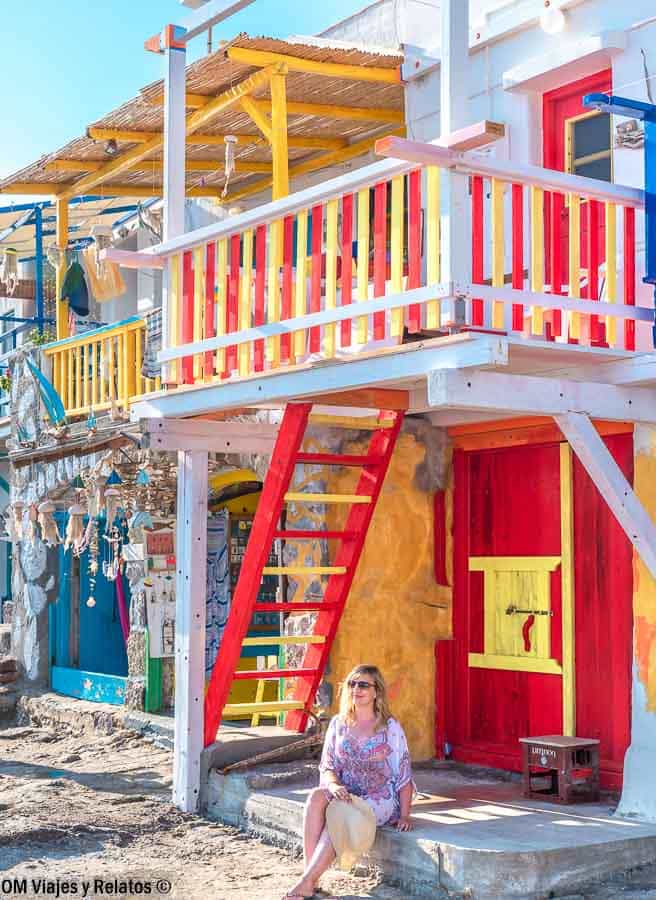 Foto mía frente a una casa colorida junto al mar en Milos, una imagen con encanto para inspirar tu viaje y planificar como llegar a Milos.