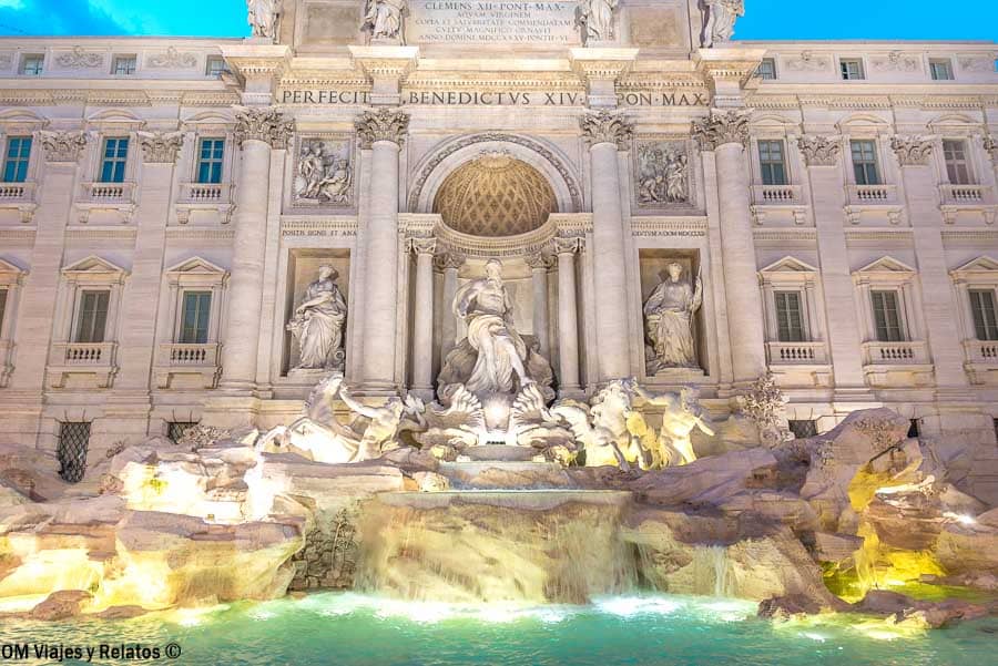 Vista panorámica de la Fontana di Trevi iluminada, guía práctica sobre la entrada a la Fontana di Trevi y cómo evitar colas.