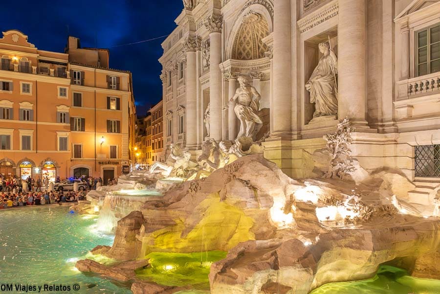 Fontana di Trevi de noche con luces y ambiente en Roma, todo sobre la entrada a la Fontana di Trevi y horarios recomendados.
